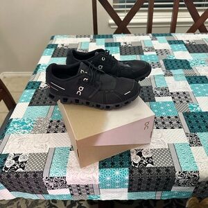 LIKE NEW: Women’s On Running Black 7.5